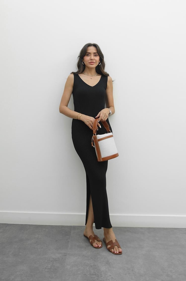 Siyah V Yaka Triko Elbise