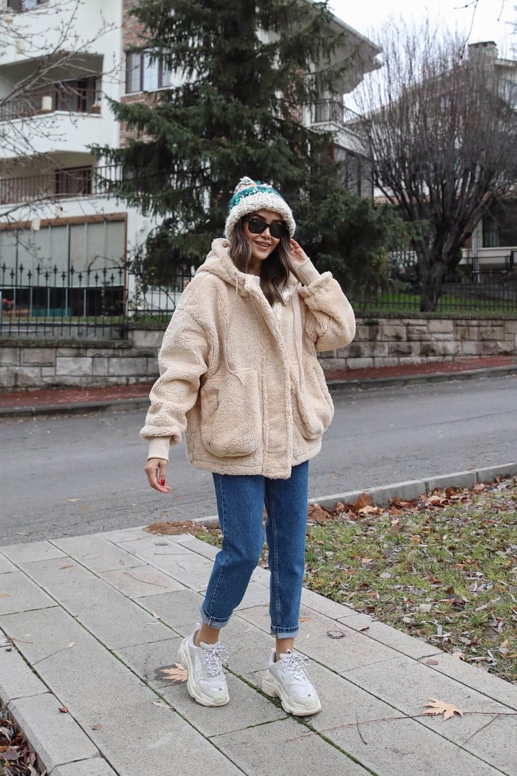 Açık Bej Önü Cepli Kapüşonlu Peluş Mont