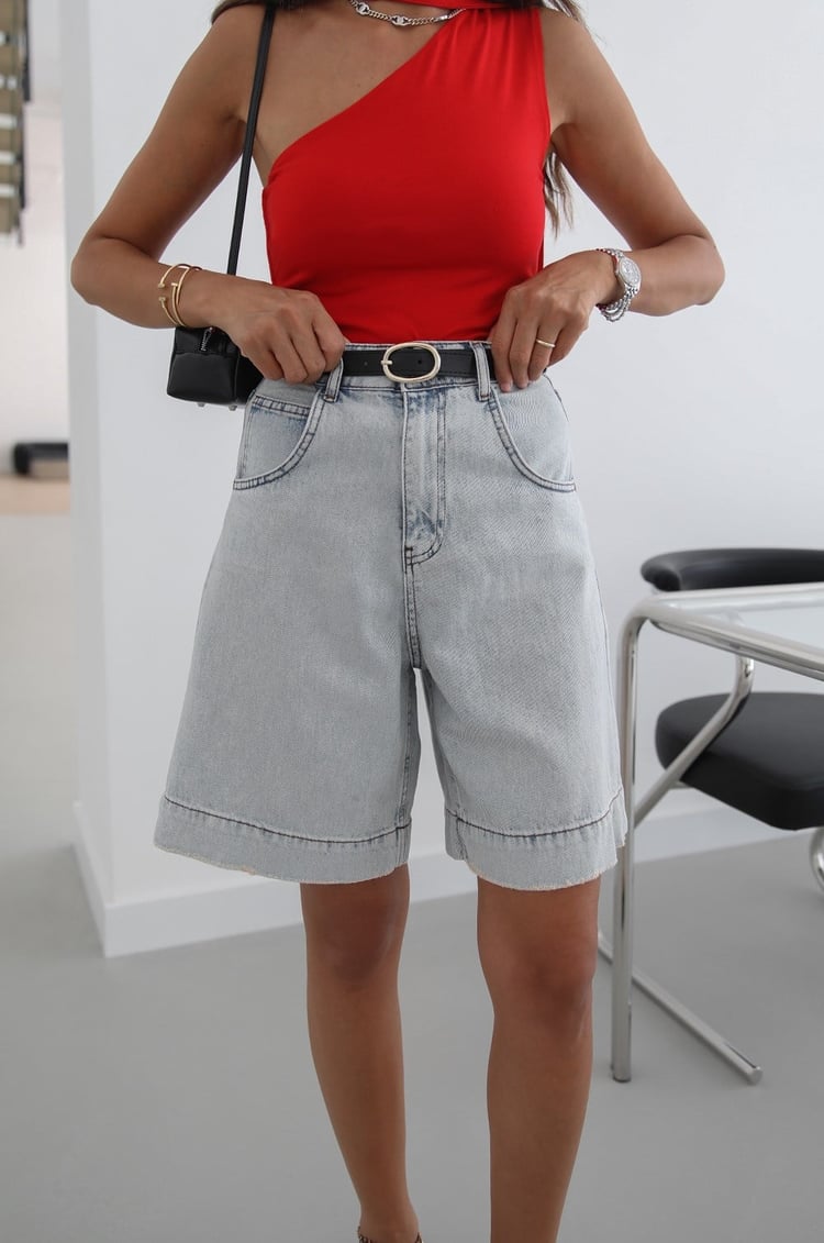 Açık Mavi Kemerli Şehir Boy Denim Şort