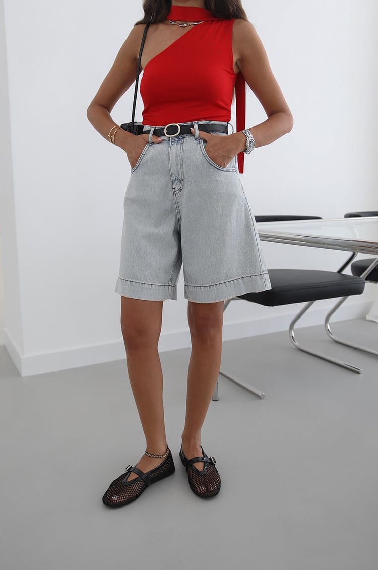 Açık Mavi Kemerli Şehir Boy Denim Şort