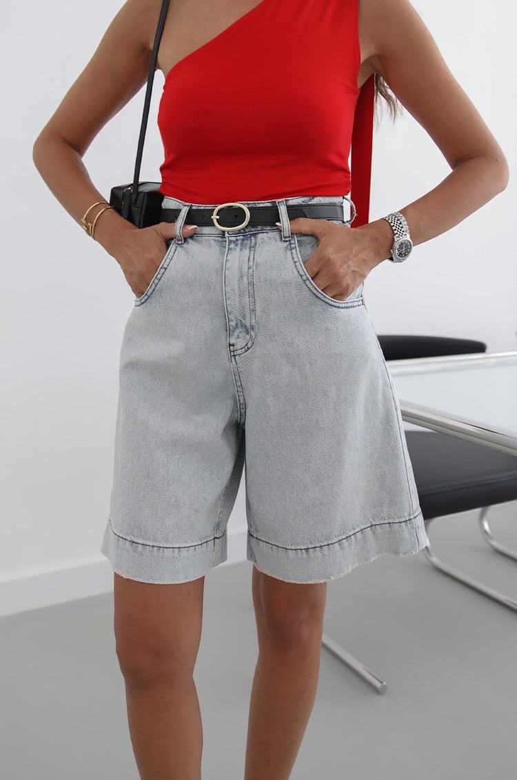 Açık Mavi Kemerli Şehir Boy Denim Şort