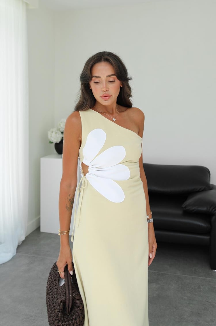 Açık Sarı Yan Dekolte Kısmı Çiçekli Elbise