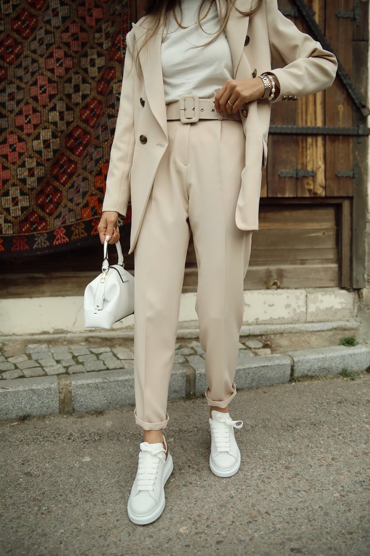 Bej Blazer Ceket/Kemerli Pantolon Takım