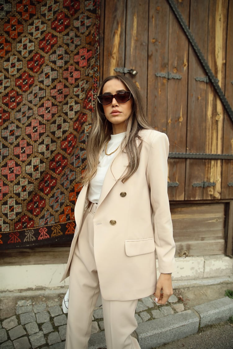 Bej Blazer Ceket/Kemerli Pantolon Takım