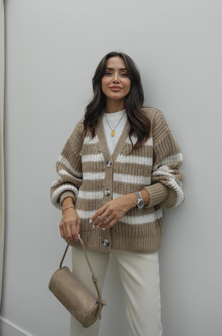 Bej Çizgili Dört Düğmeli Hırka