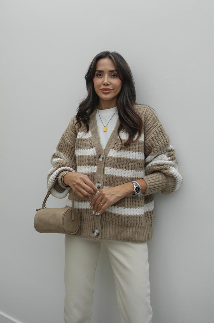 Bej Çizgili Dört Düğmeli Hırka