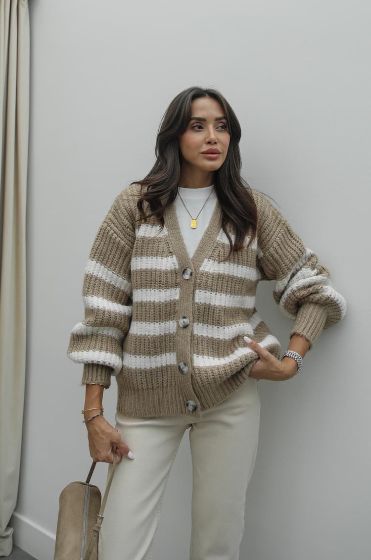 Bej Çizgili Dört Düğmeli Hırka