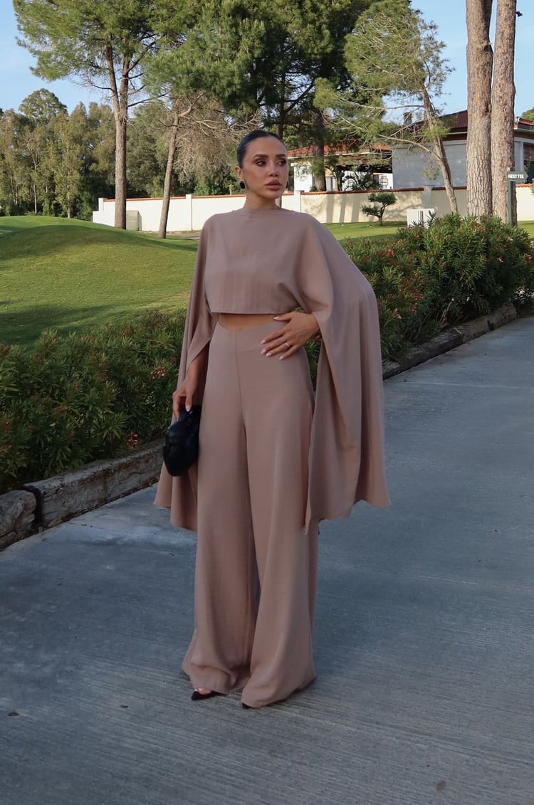Bej Sırt Dekolteli Pelerin Bluz Pantolon Takım