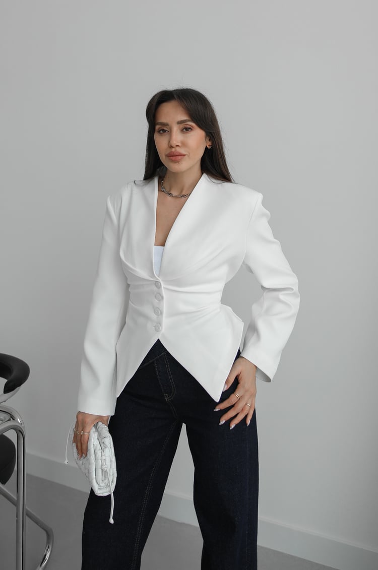 Beyaz Arkası Bağlama Detaylı Blazer Ceket