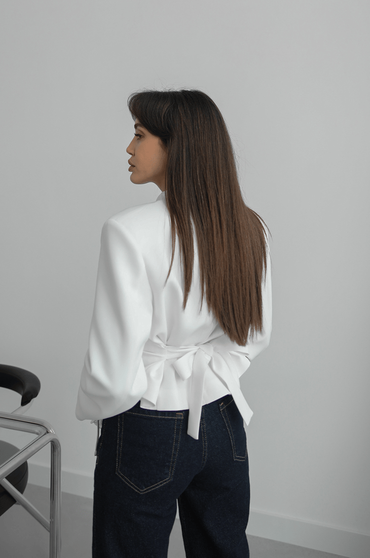 Beyaz Arkası Bağlama Detaylı Blazer Ceket