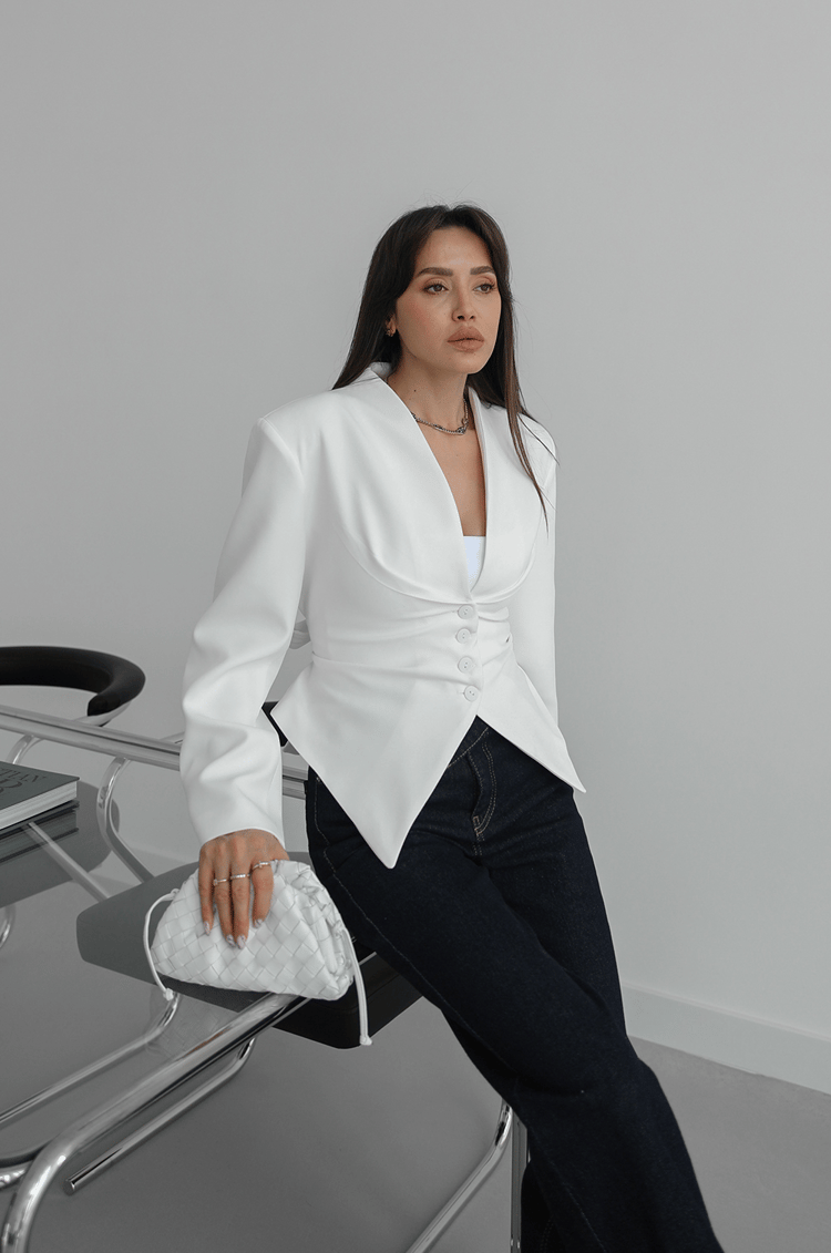 Beyaz Arkası Bağlama Detaylı Blazer Ceket