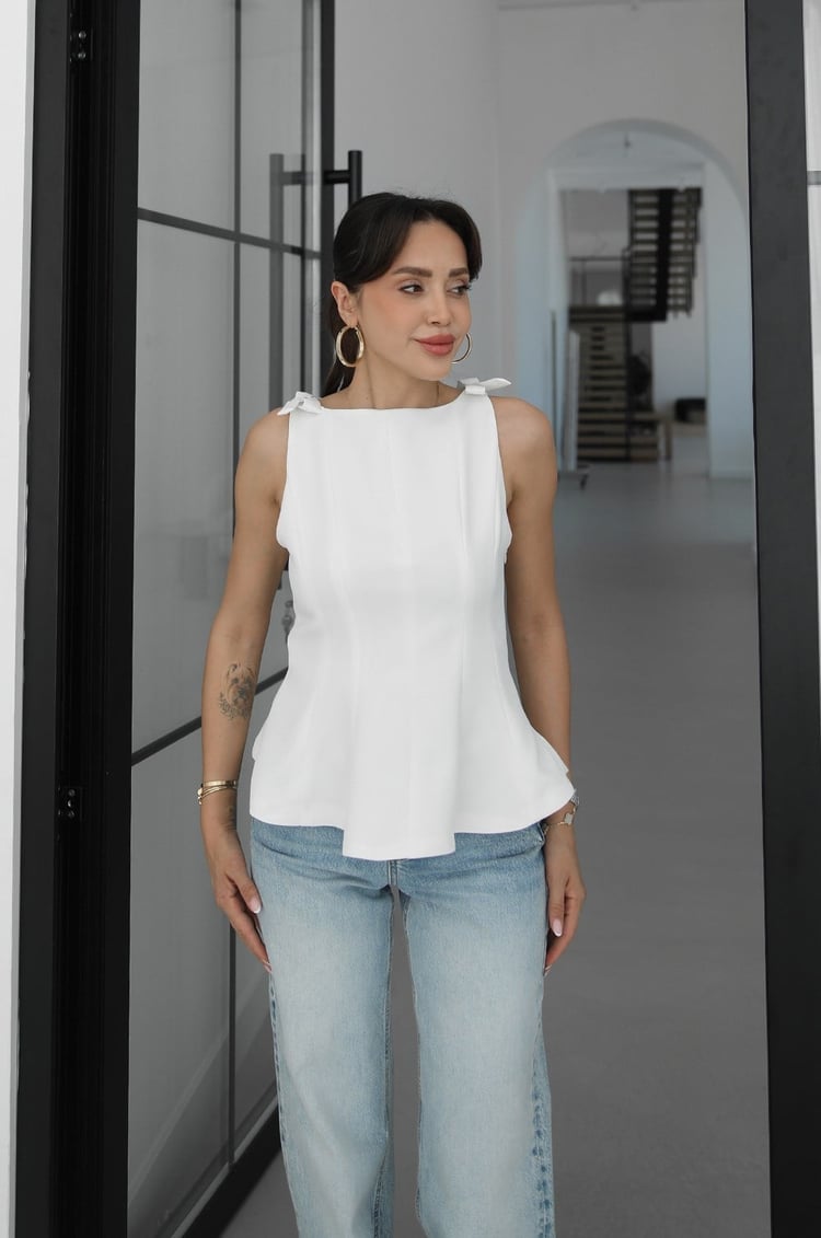 Beyaz Askıları Fiyonklu Volanlı Bluz