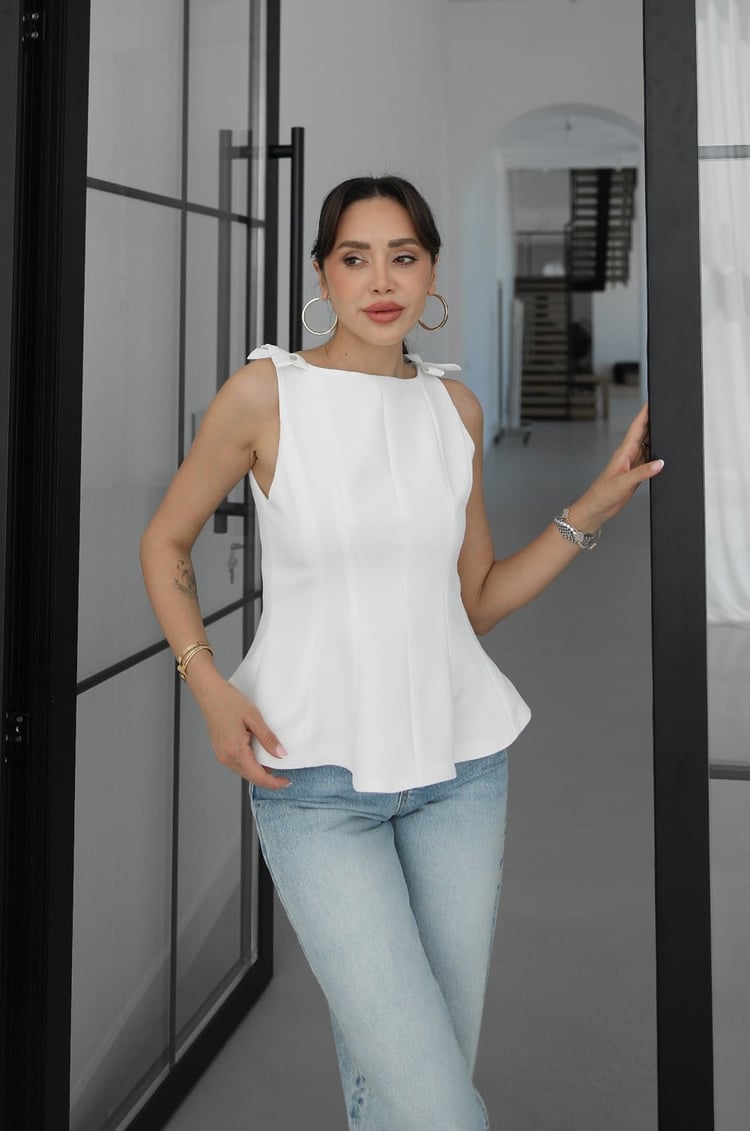 Beyaz Askıları Fiyonklu Volanlı Bluz