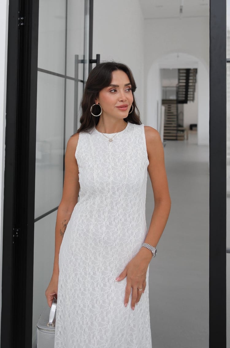 Beyaz Astarlı Dantel İşlemeli Uzun Elbise