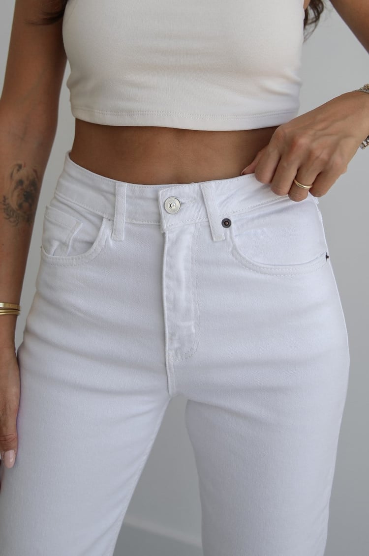Beyaz Boy Fit Kesik Paça Jean