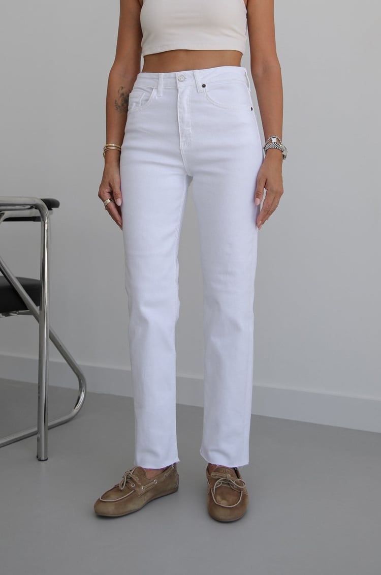Beyaz Boy Fit Kesik Paça Jean