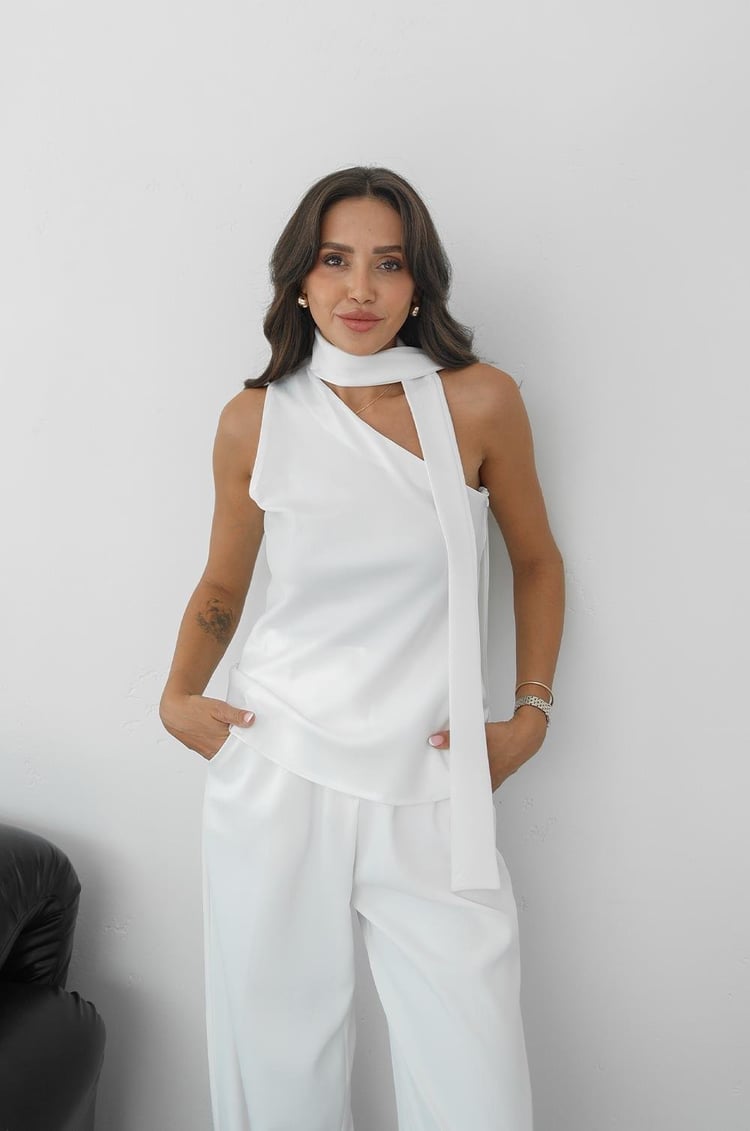 Beyaz Boyun Şal Detaylı Bluz