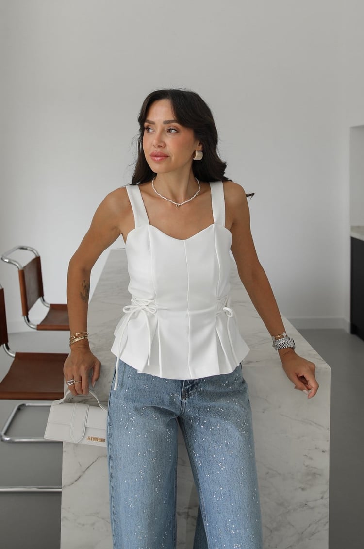 Beyaz Çapraz Bağcıklı Askılı Bluz