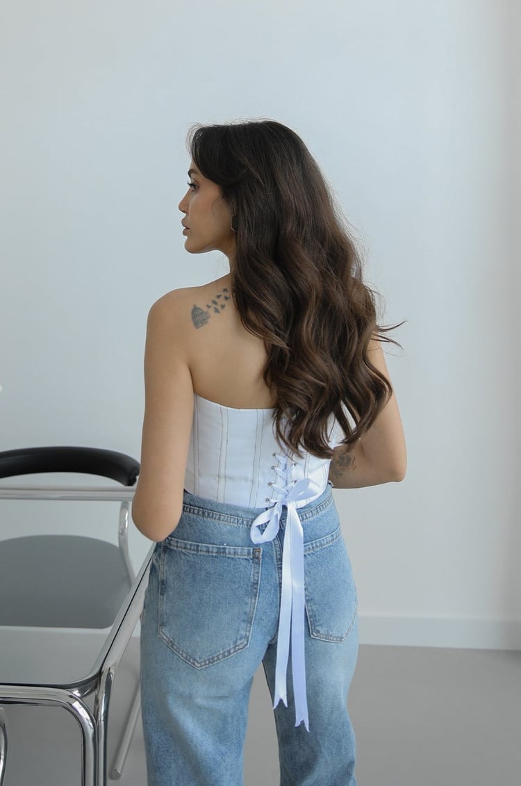 Beyaz Dikişli Kurdele Detaylı Korse Bluz