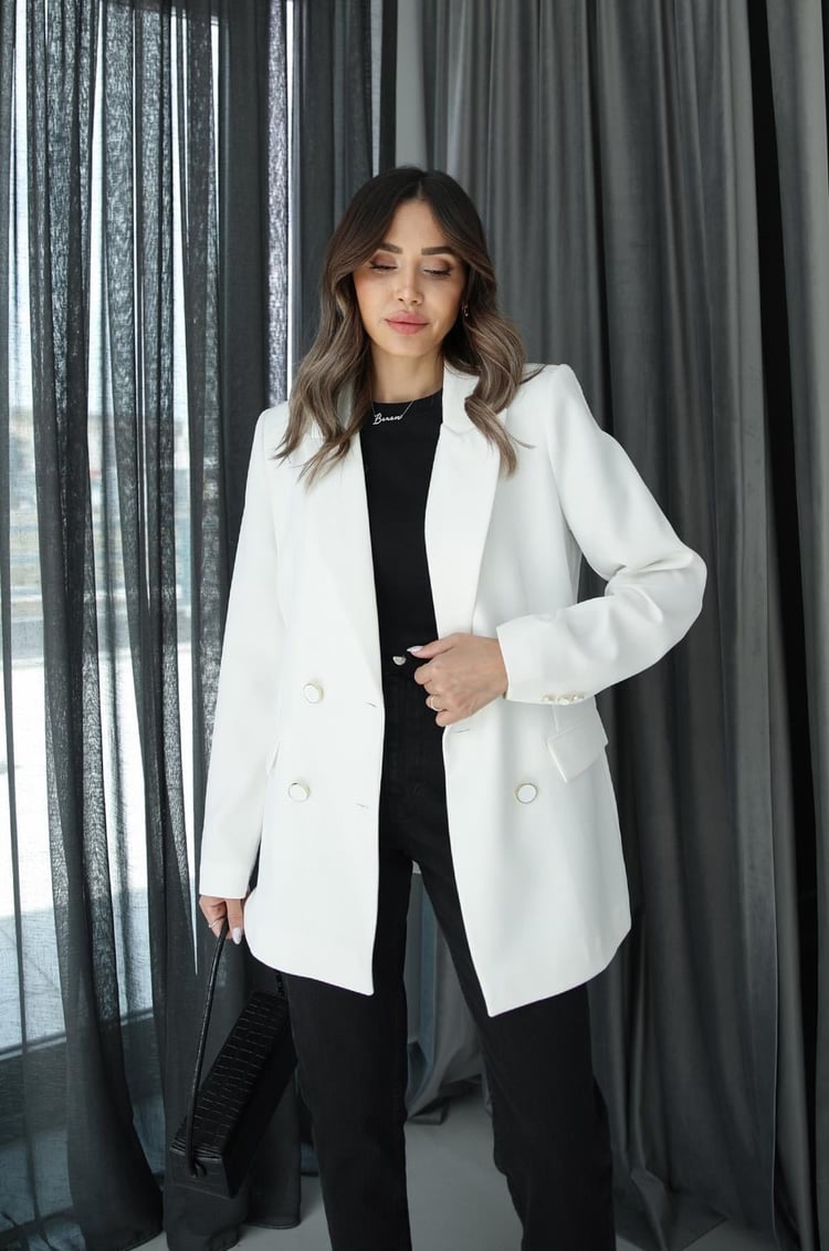 Beyaz Dört Düğmeli Blazer Ceket