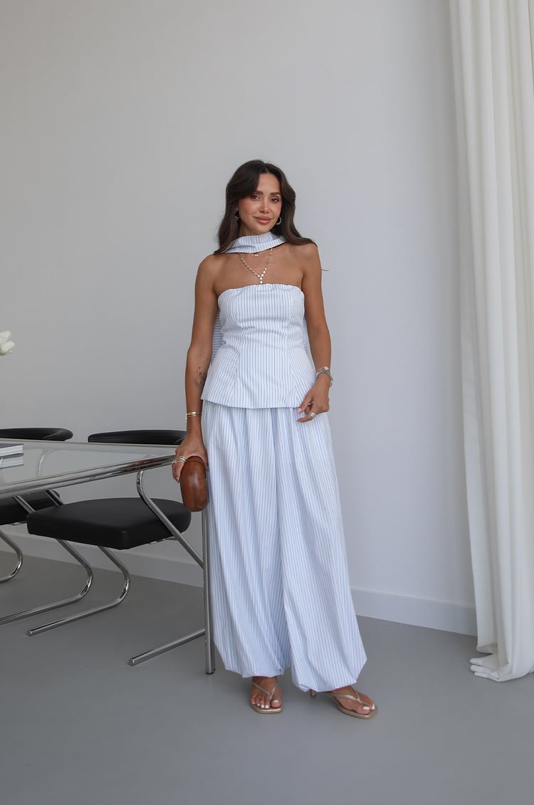 Beyaz Fularlı Çizgili Straplez Bluz Pantolon Takım