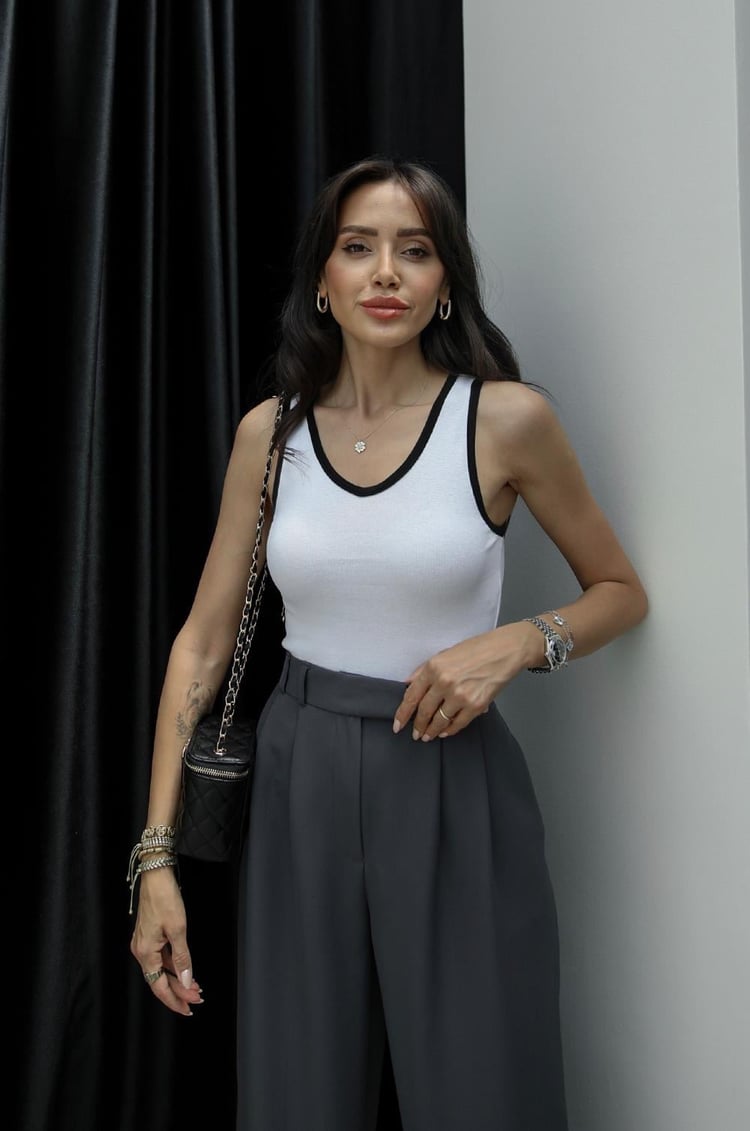 Beyaz Leisa V Yaka Şeritli Atlet