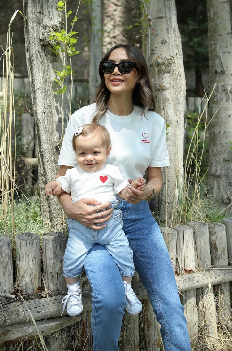 Beyaz Mom Kalp İşlemeli Tişört