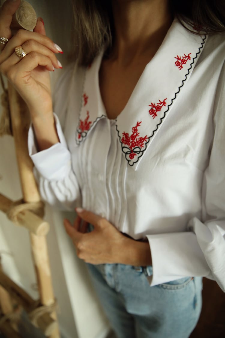 Beyaz Yakası Nakışlı Vintage Gömlek