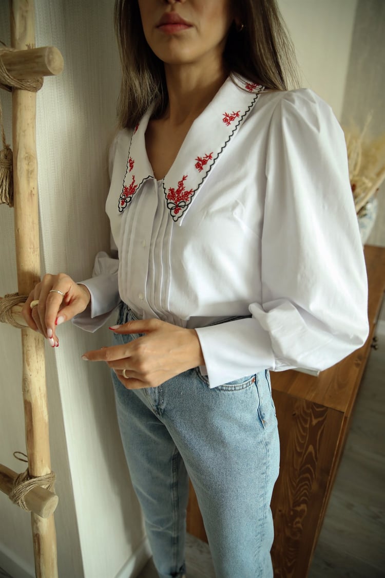 Beyaz Yakası Nakışlı Vintage Gömlek