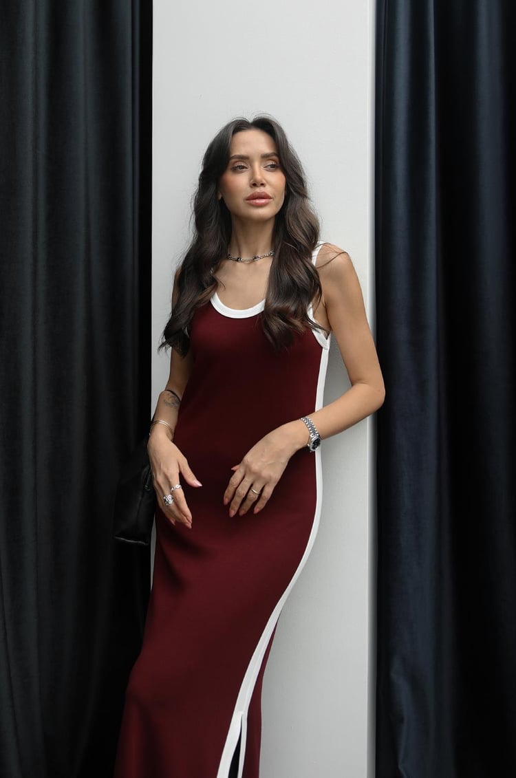 Bordo Ekru Biyeli Yırtmaçlı Elbise