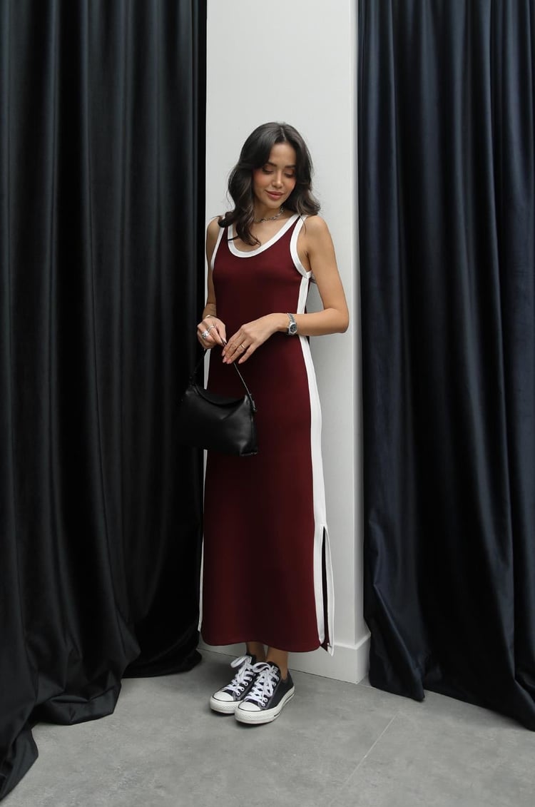 Bordo Ekru Biyeli Yırtmaçlı Elbise