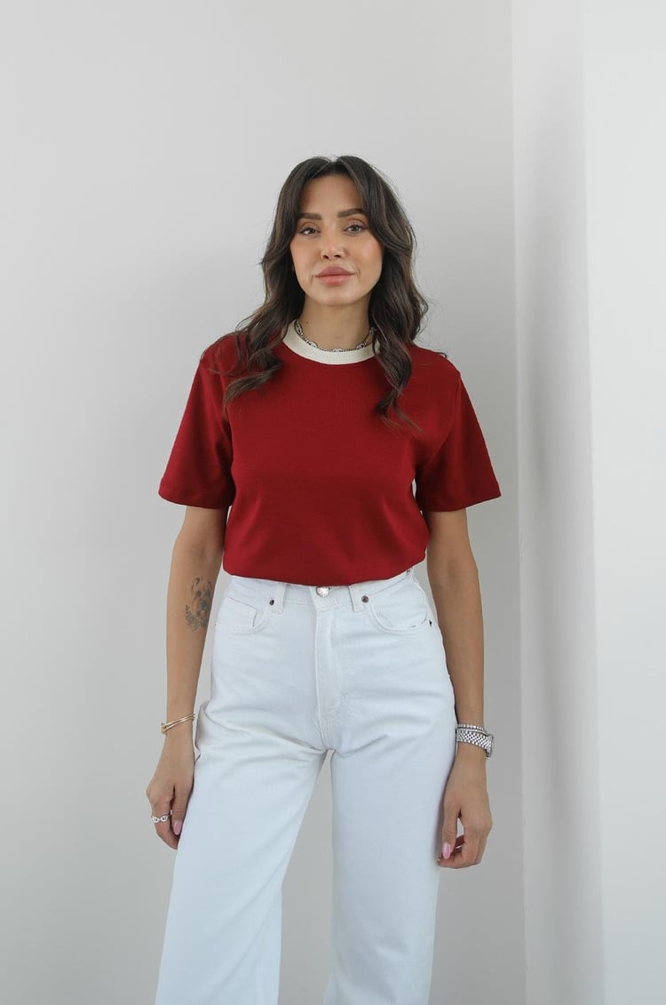 Bordo Yakası Biyeli Pamuklu Tişört