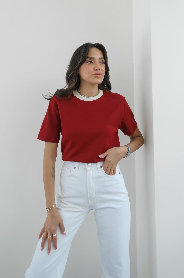Bordo Yakası Biyeli Pamuklu Tişört