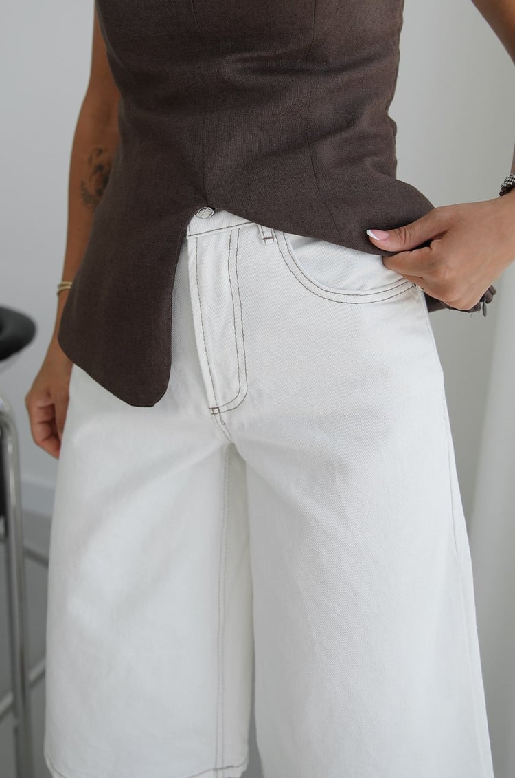 Ekru Dikiş Detaylı Kapri Denim Şort