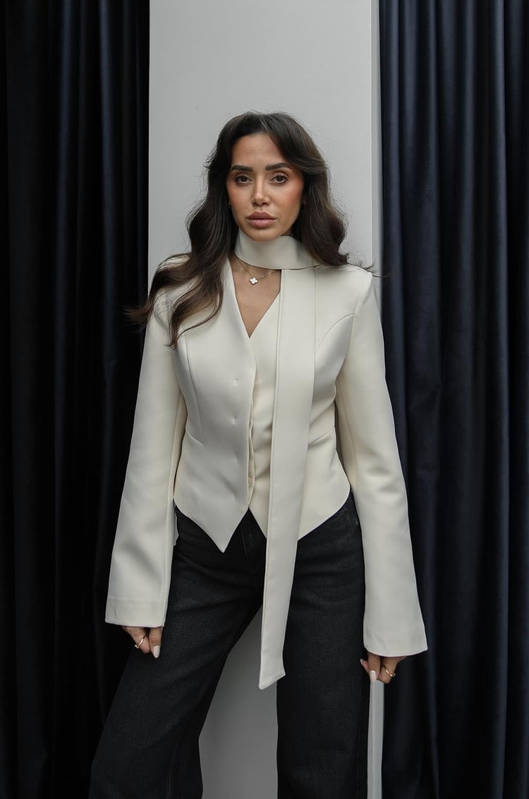 Ekru Fular Detaylı Gizli Patlı Blazer Ceket