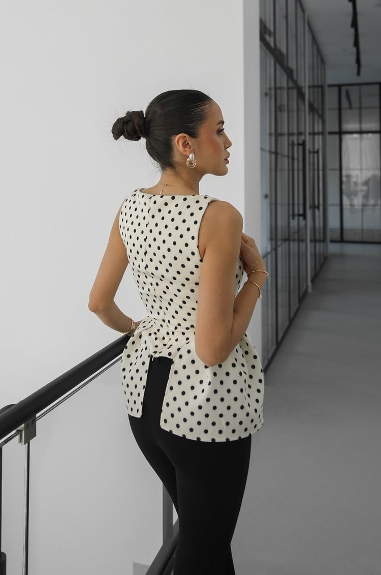 Ekru Peplum Detaylı Puantiyeli Bluz