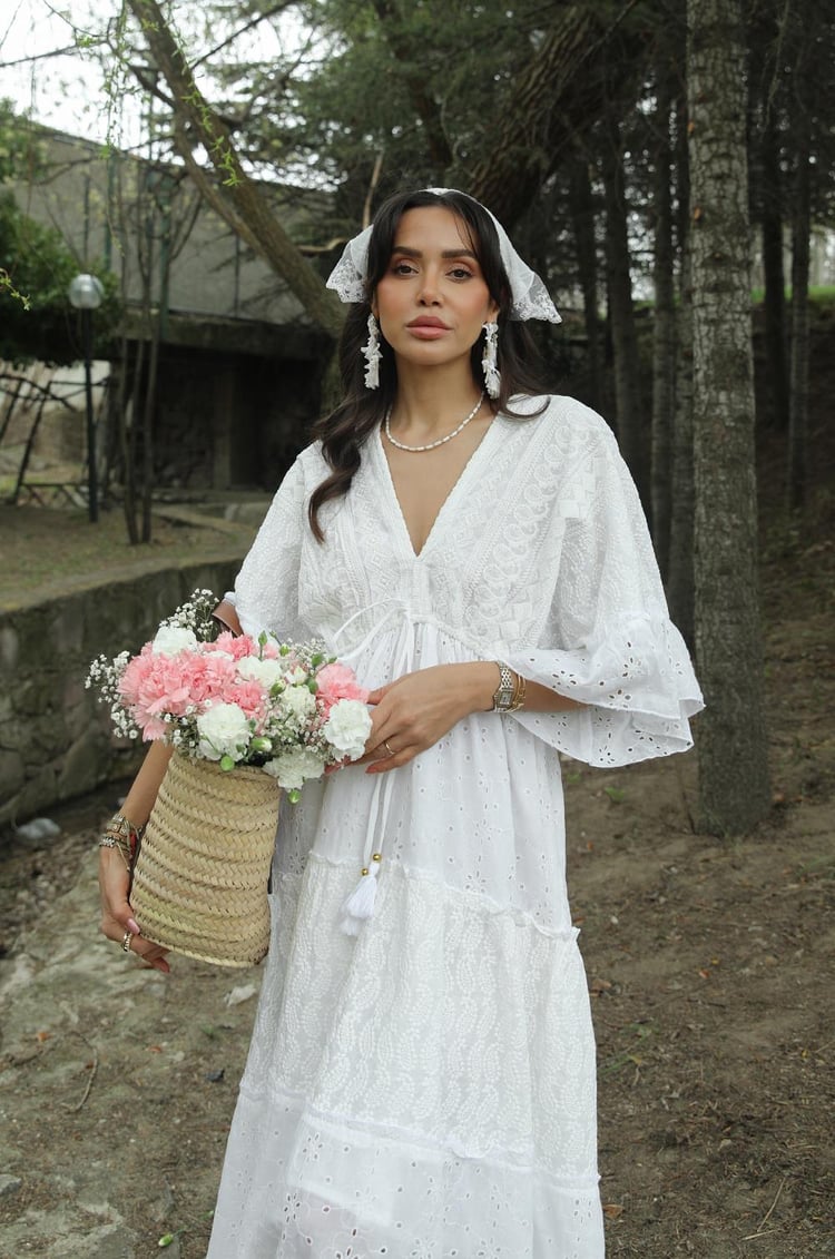 Ekru V Yaka Dantel Detaylı Maxi Elbise