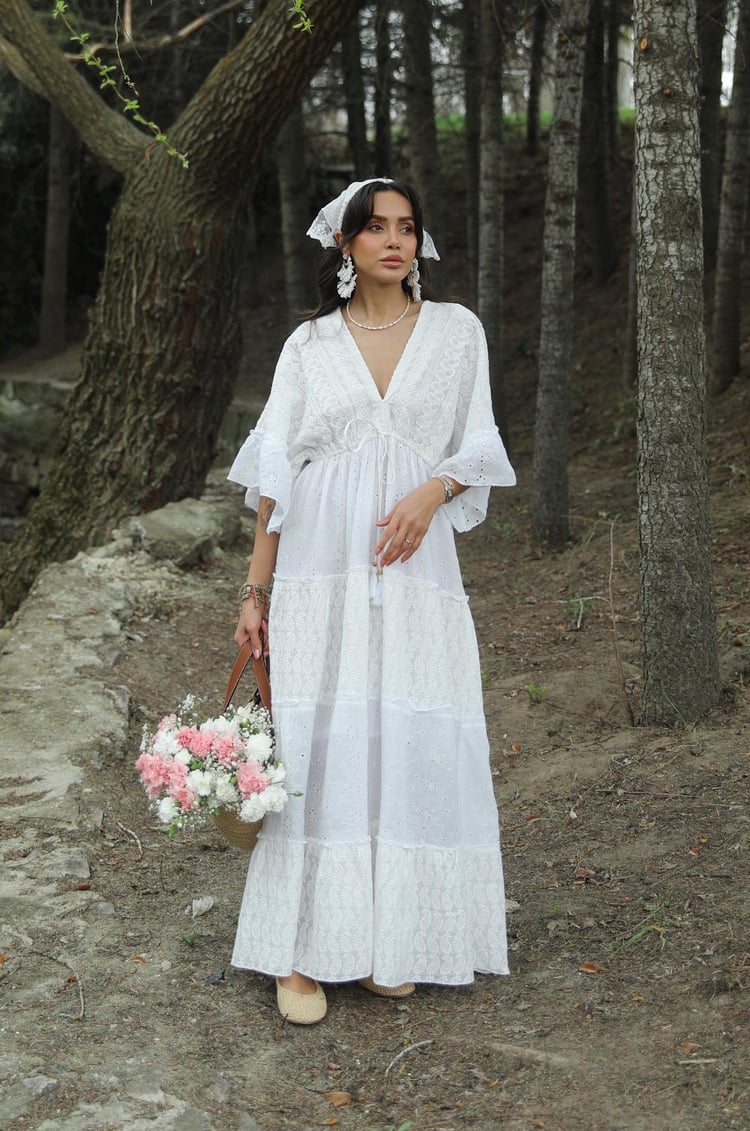 Ekru V Yaka Dantel Detaylı Maxi Elbise