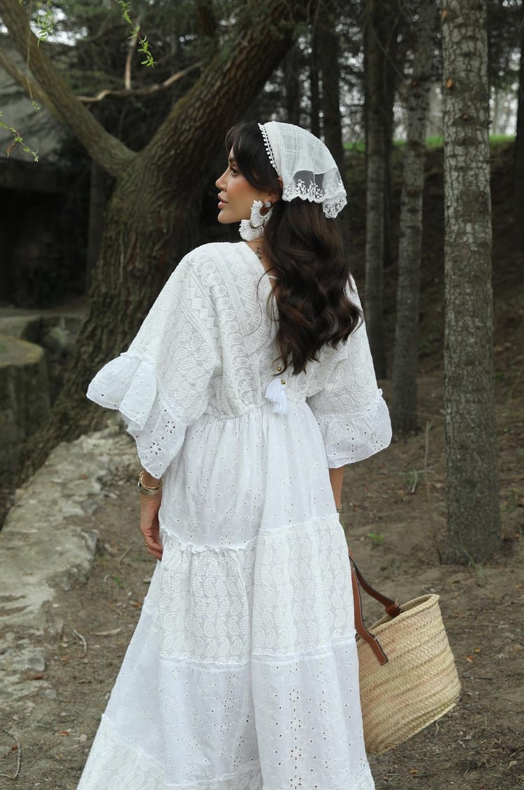 Ekru V Yaka Dantel Detaylı Maxi Elbise