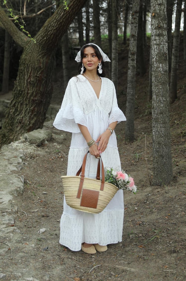 Ekru V Yaka Dantel Detaylı Maxi Elbise