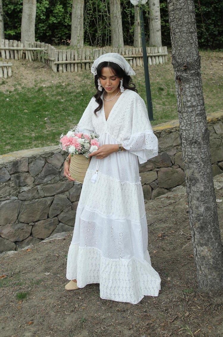 Ekru V Yaka Dantel Detaylı Maxi Elbise