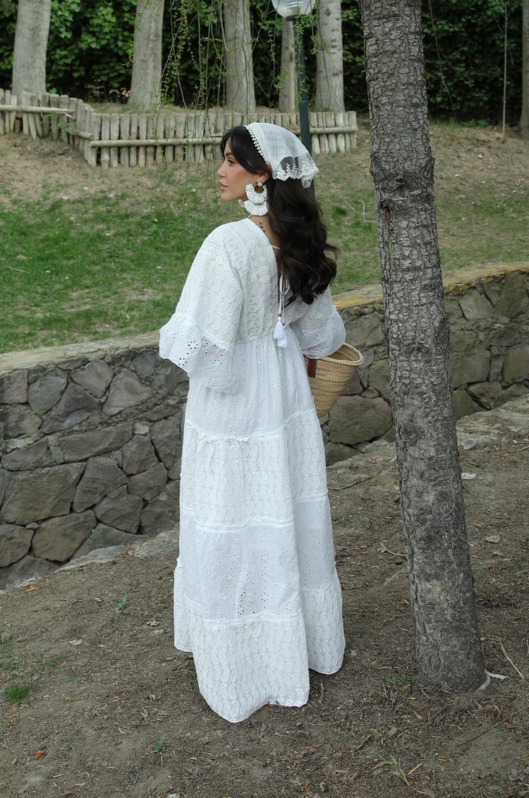 Ekru V Yaka Dantel Detaylı Maxi Elbise