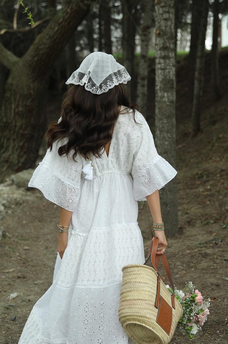 Ekru V Yaka Dantel Detaylı Maxi Elbise