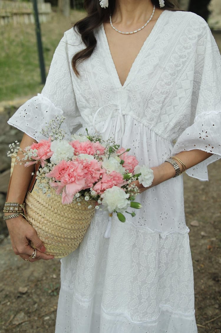 Ekru V Yaka Dantel Detaylı Maxi Elbise