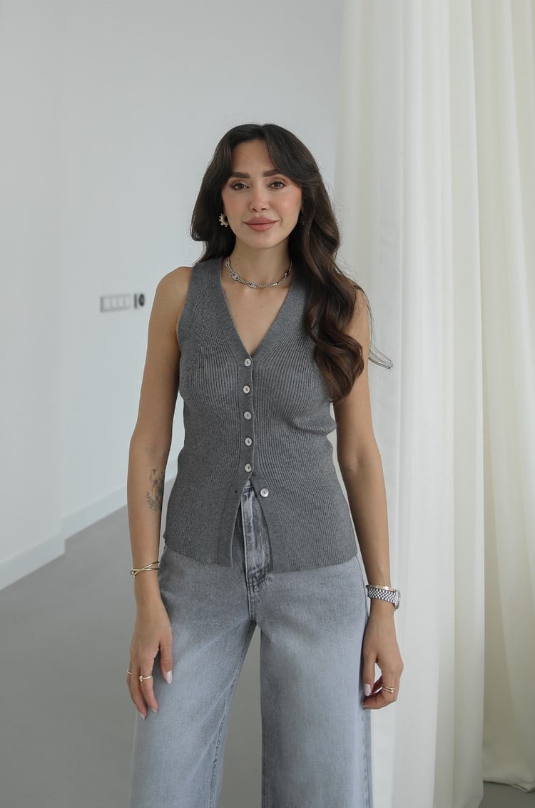 Gri Önü Düğmeli Triko Yelek