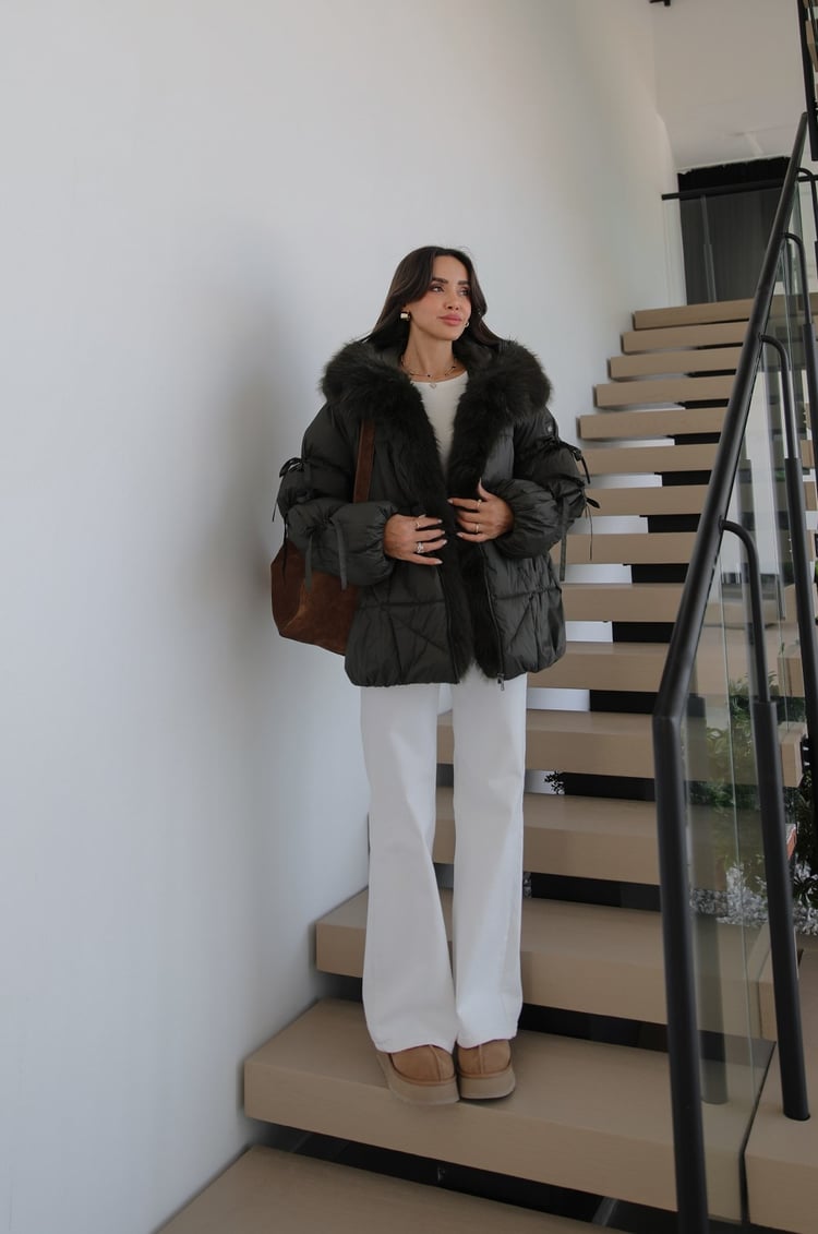 Haki Kolları Bağcık Detaylı Kürklü Mont