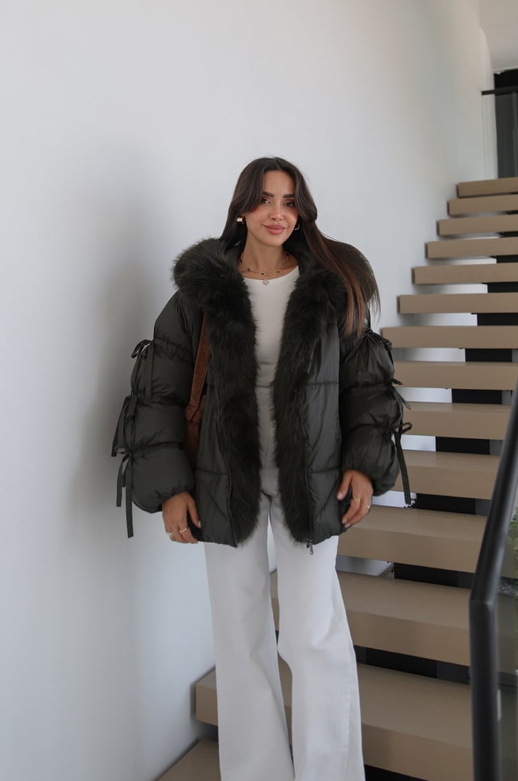 Haki Kolları Bağcık Detaylı Kürklü Mont