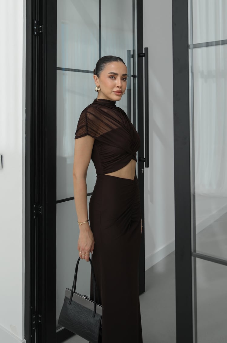 Kahverengi Bel Dekolte Detaylı Astarlı Tül Elbise
