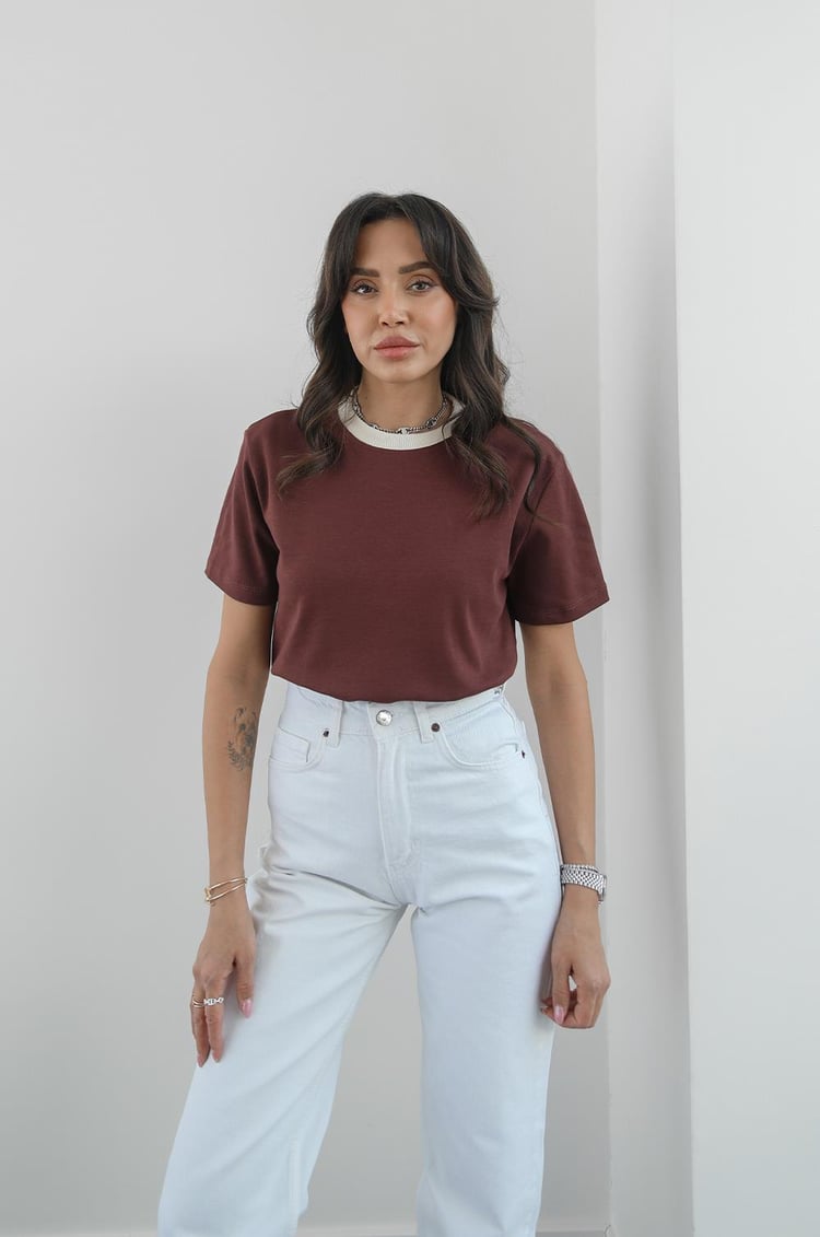 Kahverengi Yakası Biyeli Pamuklu Tişört