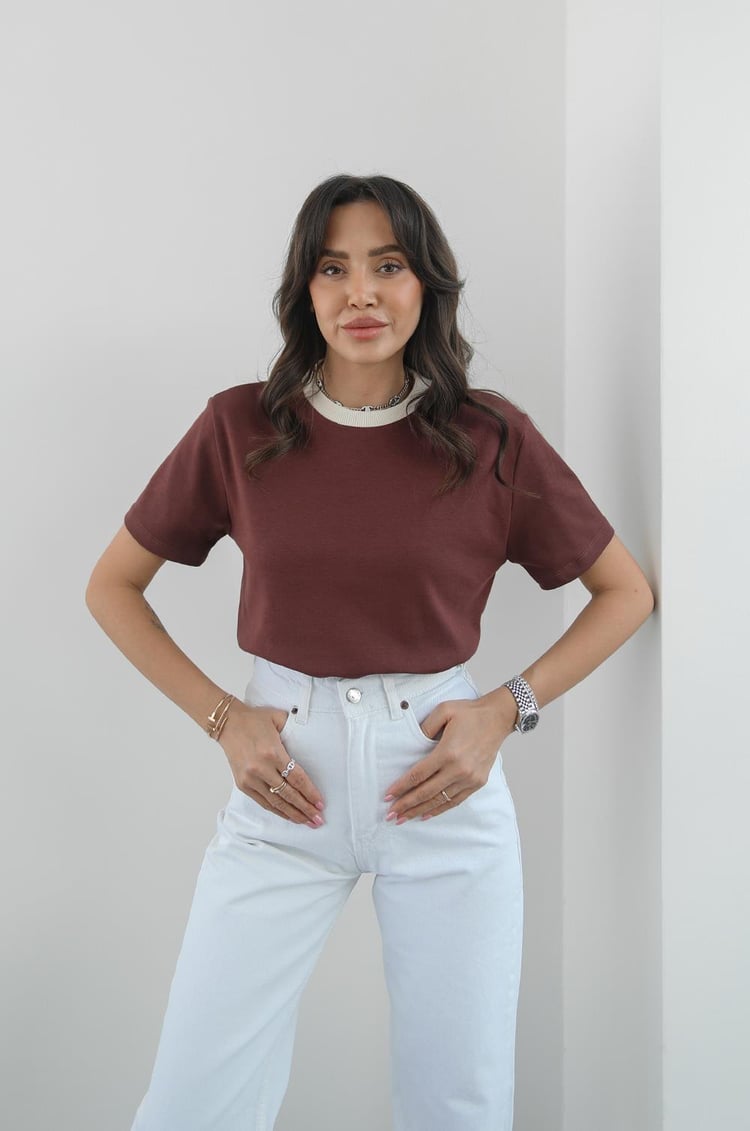 Kahverengi Yakası Biyeli Pamuklu Tişört